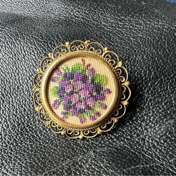 Petit Point needlepoint micro embroidered brooch vintage pin ornate Victorian - Picture 5 of 6